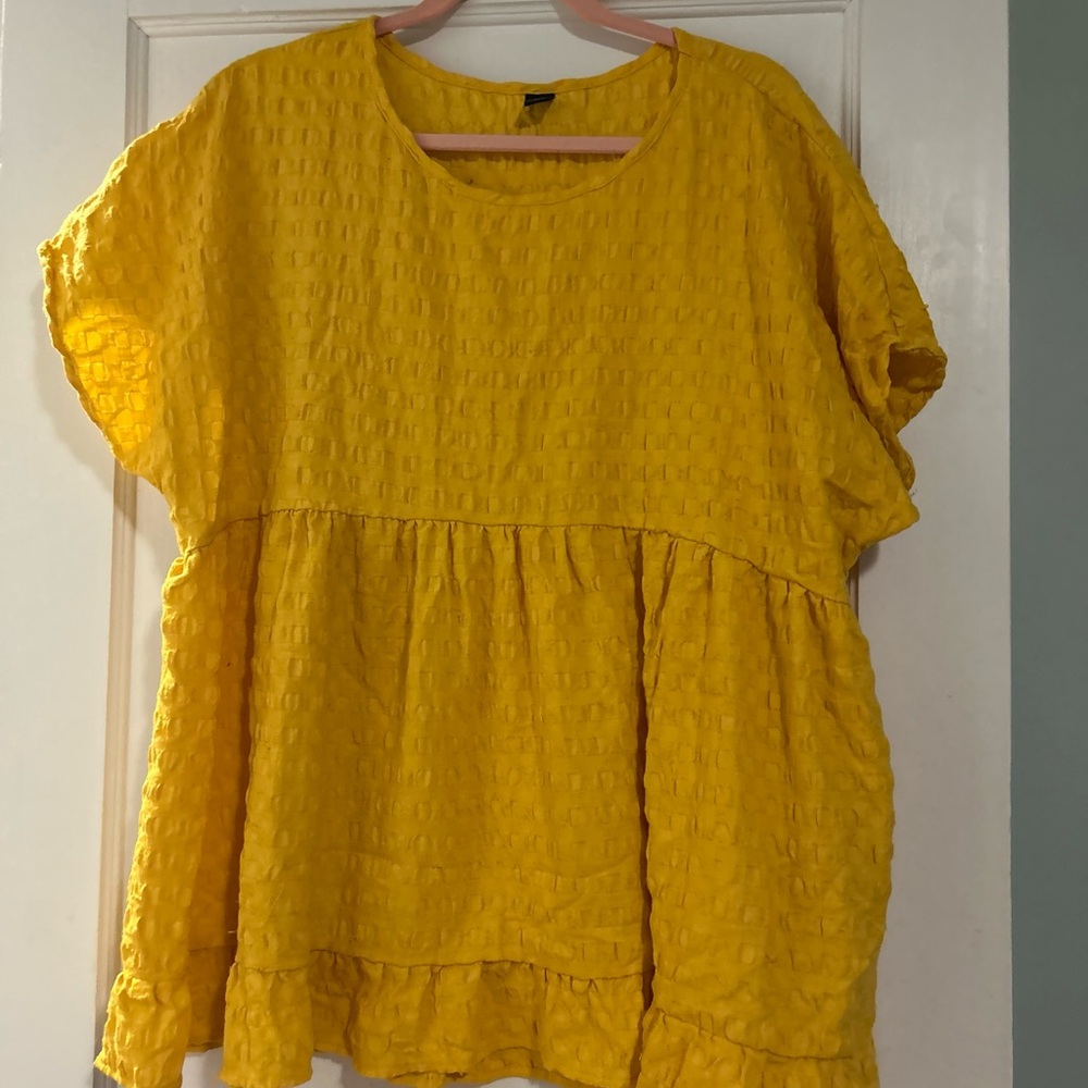 Yellow Textured Short Sleeve Blouse - Picture 2 of 7
